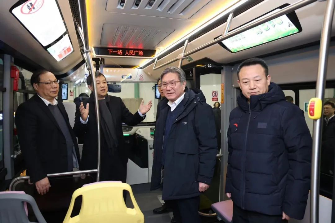 上海市交通委领导调研上汽集团申沃中小型新能源公交车