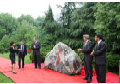 Volvo Group President Presented ‘Win-Win’ Taishan Stone To Sunwin & Held Unveil Ceremony