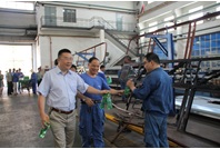 Leaders Conveyed Greetings to Employees Working in High Temperature